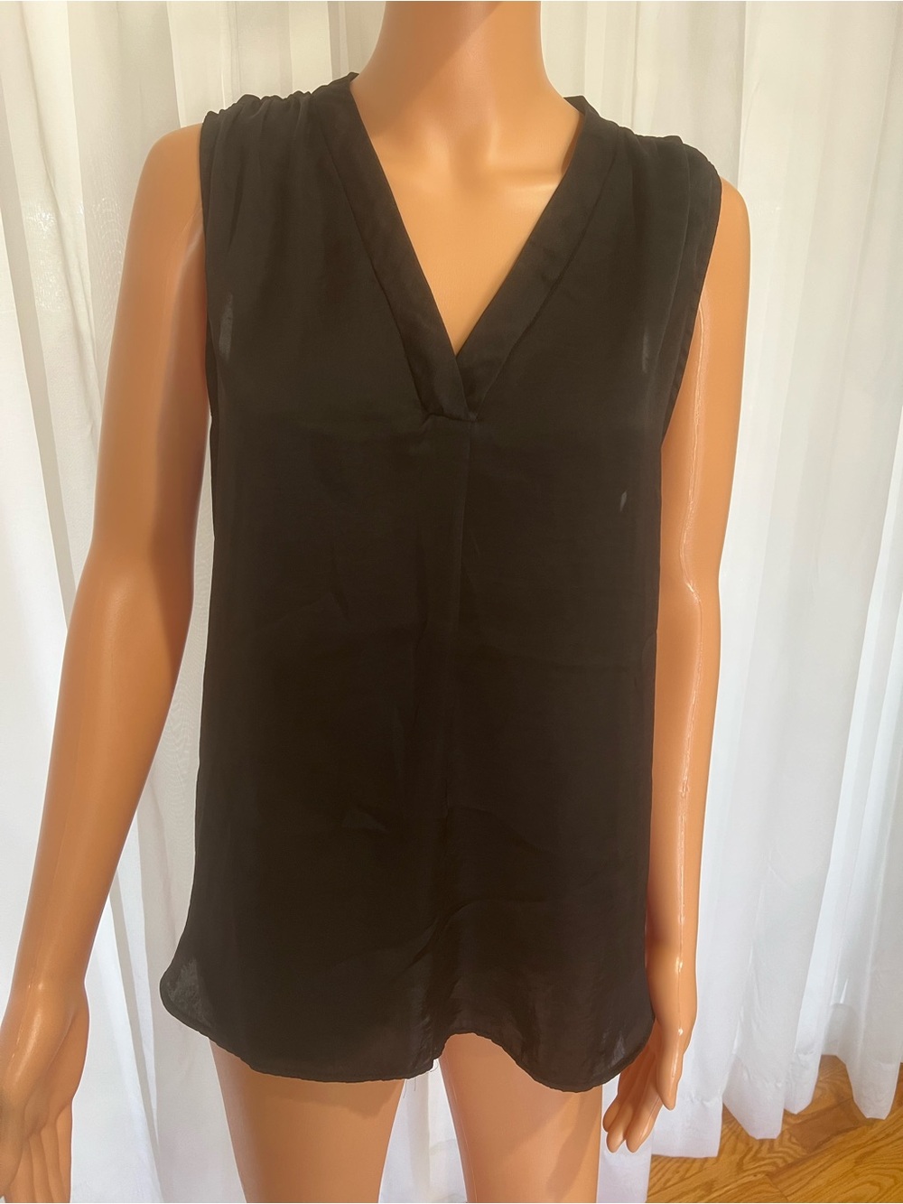 Vince Camuto Black Sleeveless V-Neck Silky Camisole